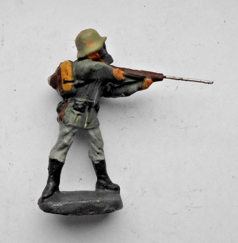 Soldat mit gasmaske ähnl - gasmaske,,